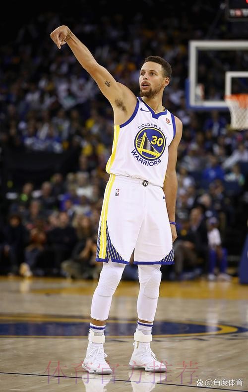 库里送出精彩口袋传球格林上篮命中,勇士次节领先老鹰8分 库里送出精彩口袋传球格林上篮命中,勇士次节领先老鹰8分